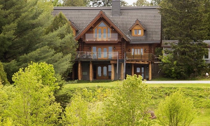 Sainte-Marie Cabina | La maison en bois rond vous offre des chambres majestueuses à couper le souffle.