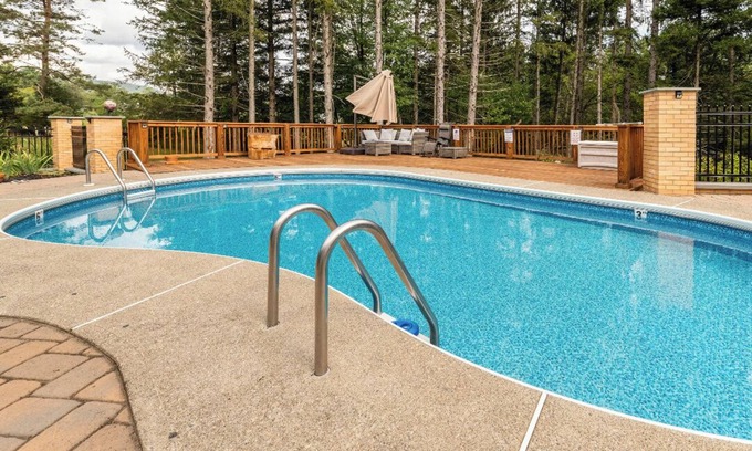 Stroudsburg Casa | La Maison | Heated Pool Hot Tub Ski Games