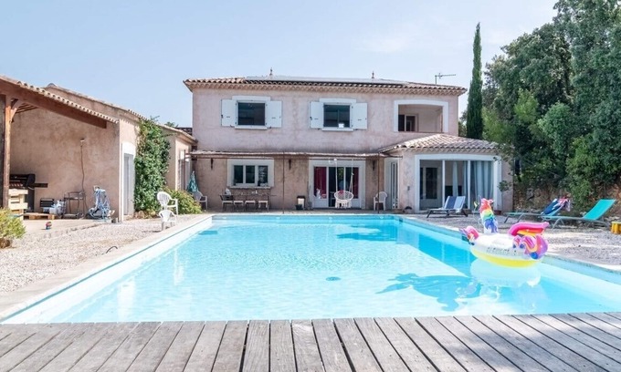 Besse-sur-Issole Casa | La Maison Noz, bastide with swimming pool, ideal for friends and families