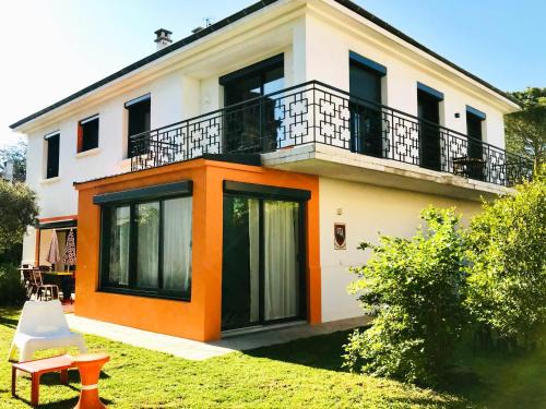 Romans-sur-Isere Apartamento | La Maison Pop Appartement meublé indépendant avec jardin