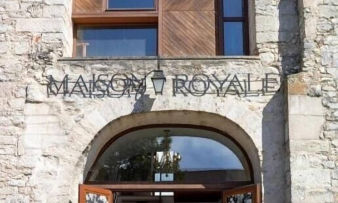 Pesmes Casa | LA MAISON ROYALE