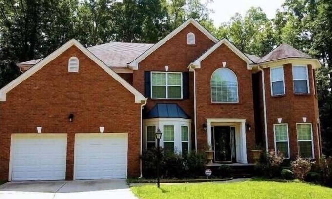 Fairburn Casa | La Mansion Familia-Theater,Pool,1/2 acre, pool table, 3 floors of fun