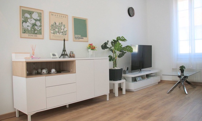 Montmuzard Casa | La Miranda Dijon: House with Private Parking, Garden & Terrace