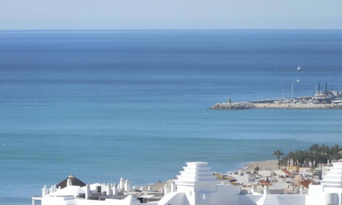 Torremolinos City Centre Apartamento | La Nogalera Apartamento con impresionantes vistas al mar, terraza, y piscina.