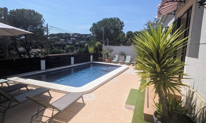 Vidreres Villa | La ola - casa con piscina
