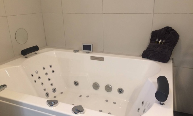 Toulon Cama Y Desayuno | La parenthèse amoureuse: bed and breakfast between sea and mountains jacuzzi, tantra