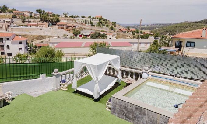Valdelaguna Chalet De Esquí | La Parra: Casa Rural para 2, con Piscina Privada cerca de Chinchón