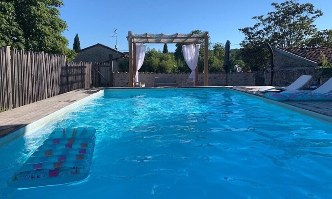 Graves-Saint-Amant Casa | La Petite Cagouille, pretty stone house with swimming pool