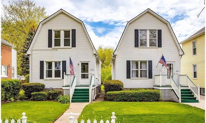 Grosse Pointe Casa | La Petite Jumelle: 2-Bedroom House in Grosse Pointe