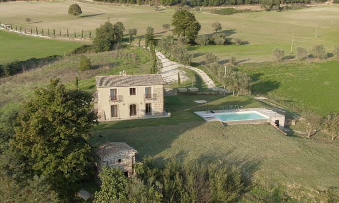 Corbara Villa | La Pietra farmhouse, private swimming pool, accommodates 6 guests