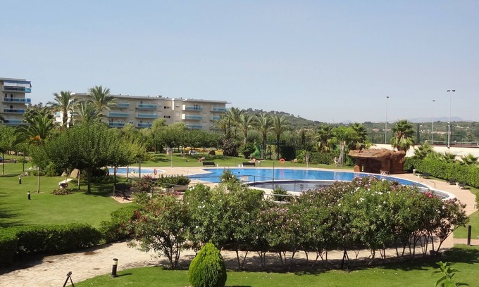 La Pineda Apartamento | La Pineda: APTO.RESIDENCIAL. CON PISCINA, A 200M PLAYA, PORT AVENTURA, PADEL,