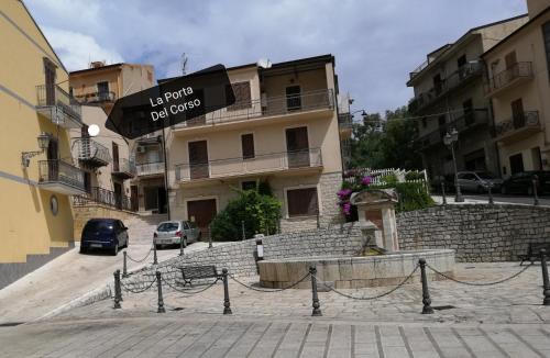Castronuovo di Sicilia Casa | la porta del corso