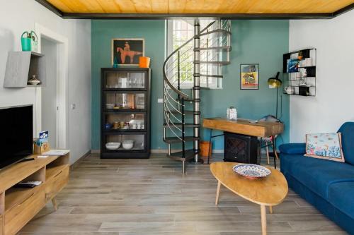 Cadimare Casa | La Posta Di Cadimare - Chill in the Mezzanine Bedroom at a Former Post Office