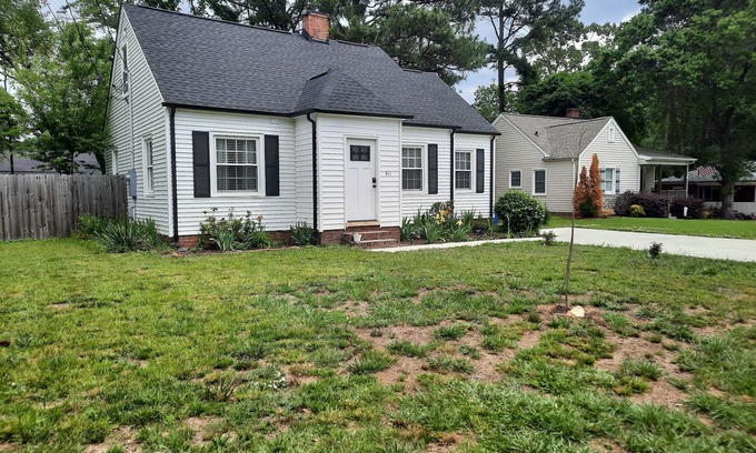 Fuquay-Varina Casa | La Provencale - cape cod with a fireplace & a fenced backyard in ♡ Fuquay-Varina