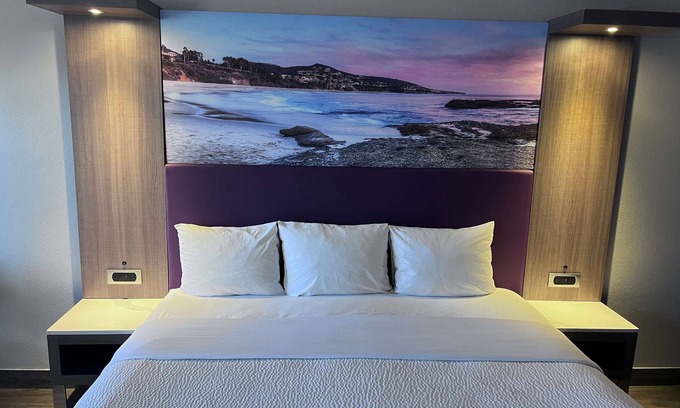 Costa Mesa Hotel | La Quinta Inn by Wyndham Costa Mesa / Newport Beach