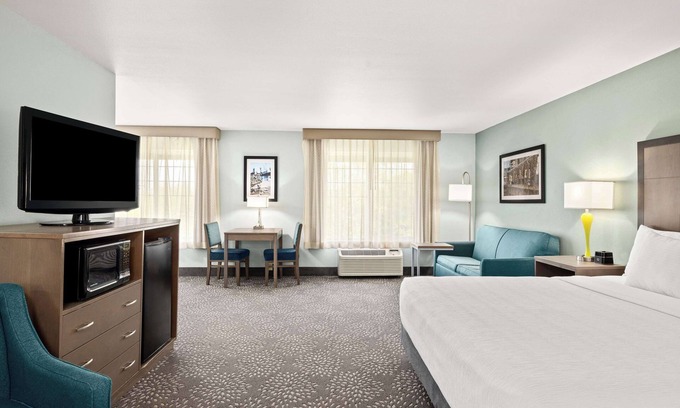Newport Hotel | La Quinta Inn & Suites by Wyndham Newport