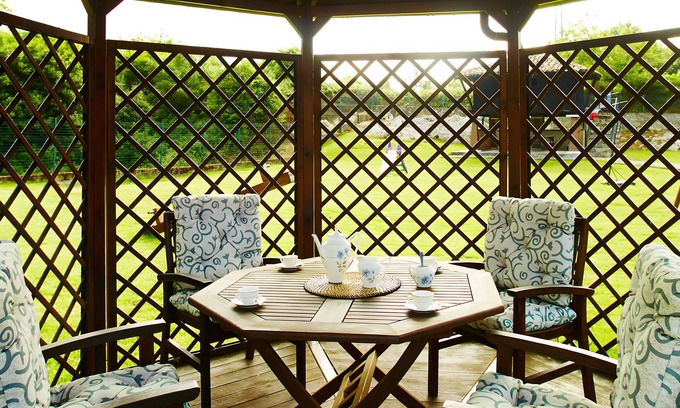 Llamigo Apartamento | La Rotella de Xuan: Apartamento 'Azul' con vistas a la montaña, terraza privada y jardín compartido