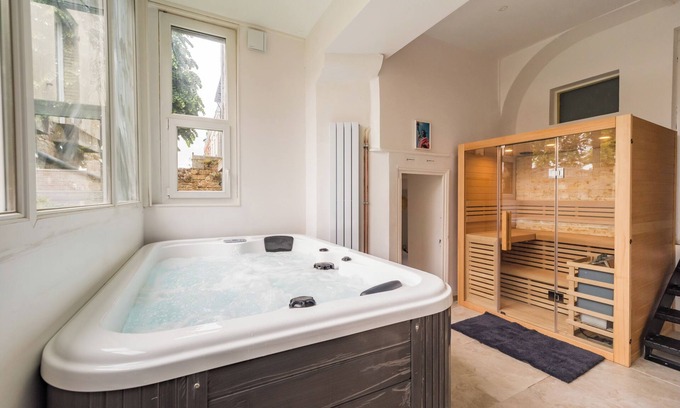 Guingamp Apartamento | La Royale Jacuzzi Sauna Jardin Gare - Hôtel Lefort