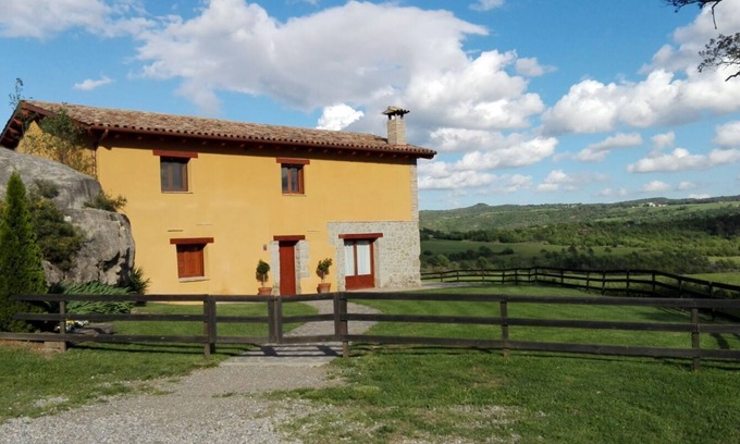 Gironella Cabaña | La Serreta casa rural con vistas a Montserrat, a 2 minutos del pueblo Gironella
