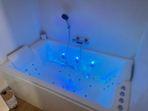 Gradignan Casa | La suite de cœurs avec jacuzzi