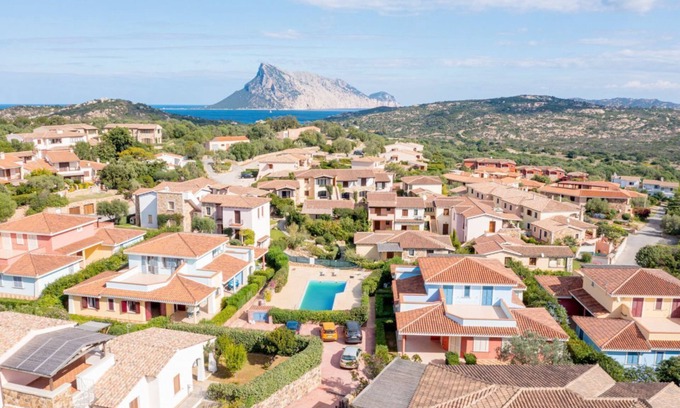 Monte Petrosu Apartamento | La Tartaruga three-room apartment sleeps 6 in facility with swimming pool