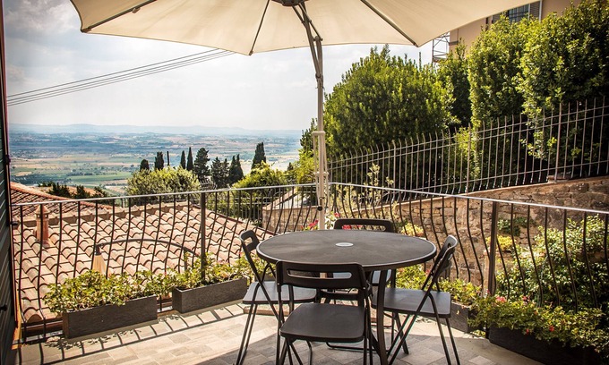 Cortona Old Town Apartamento | La Terrazza sulla Valle, con terraza privada con vistas al valle!