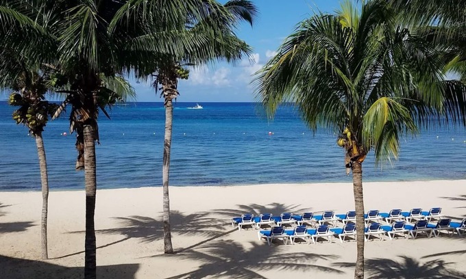 Costa Maya Condominio | La Tortuga del Mar 5230 Beachfront 1 BR; breathtaking views of the Caribbean!