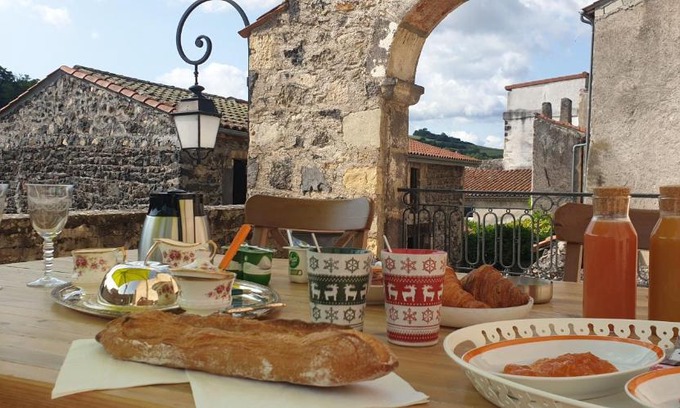 Saint-Saturnin Cama Y Desayuno | La Tour Noble