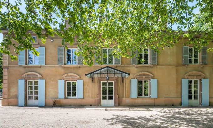 Irigny Villa | La Verdière Propiedad clásica en parque con piscina y estanque