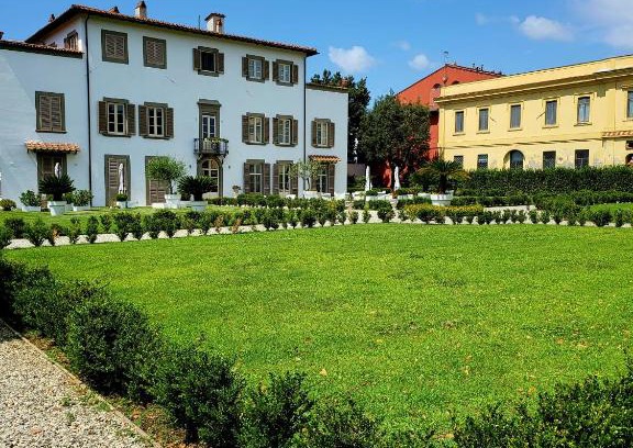 Livorno Apartamento | LA VILLA APARTMENTS - Convenient for Sardinia and Corsica - 4 beds - Private Parking included with Camera