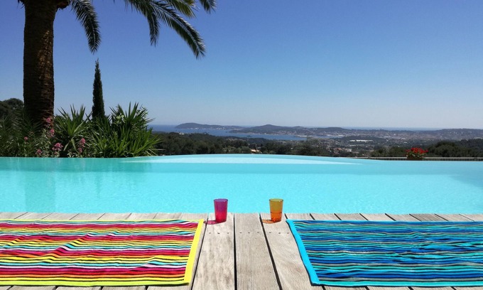 Ollioules Villa | ¡Vista panorámica de la piscina climatizada privada 'LA VILLA COURTINE'!