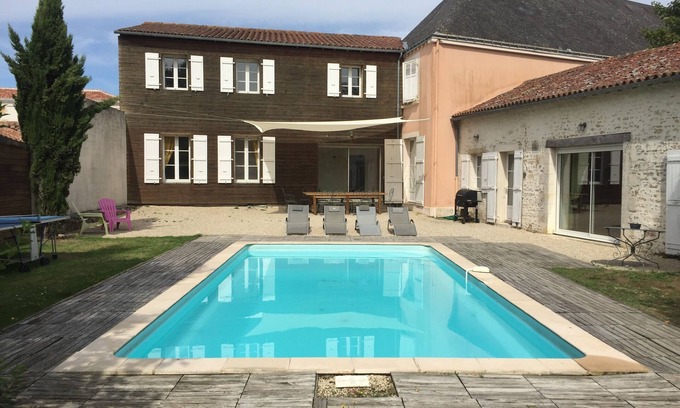 Bourneau Villa | La Villa, jardín privado y piscina en excepcional ubicación con castillo.