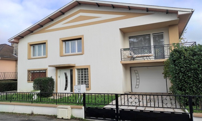 Amneville Casa | La Villa Sainte-rose: Gîte 3 Chambres Avec Jardin à 5 min de la Cité des Loisirs