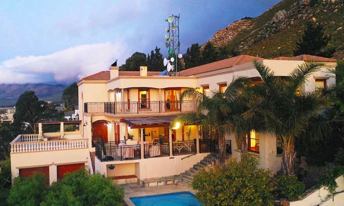 Mountainside Villa | La Vue Parfaite - una villa de 7 camas con fantásticas vistas del mar y las montañas