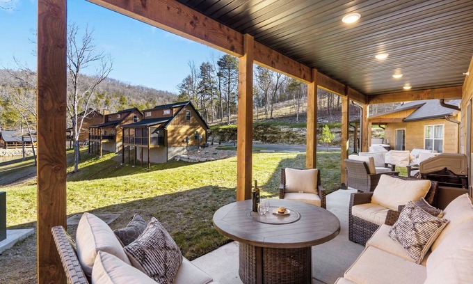 Branson Cabina | Labor Day Open! New Cabin at Tall Timbers! Free Tickets! Cmty Pool! Firepit! Near Table Rock Lake!