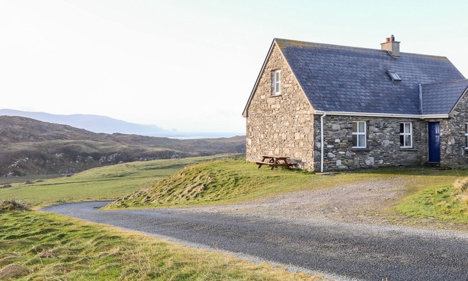 Naran Cabaña | LACKAGHMORE COTTAGE, pet friendly in Portnoo, County Donegal