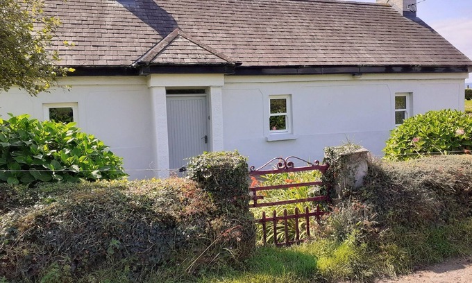 Garrykennedy Cabaña | LACKAROE COTTAGE, family friendly in Garrykennedy, County Tipperary