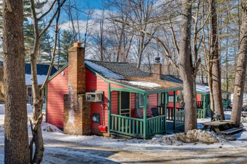 Weirs Beach Apartamento | Laconia Studio with Porch - Near Weirs Beach!
