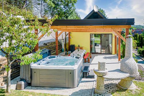 Moravske Toplice Chalet De Esquí | Ladybug House With Whirlpool - Happy Rentals