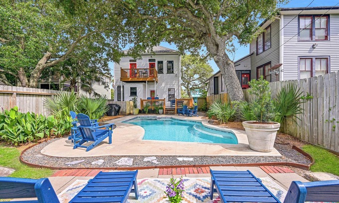 Galveston Casa | Lafittes Lookout-Huge Pool-HotTub-Fire Pit BBQ!