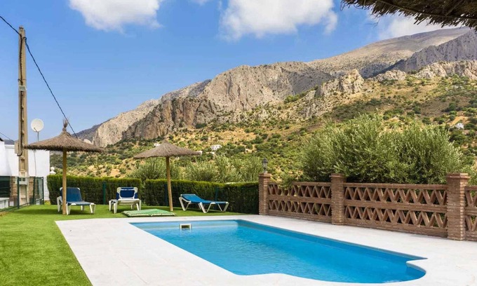 Alora Villa | Holidays2Malaga El Chorro-Apartamento 3 dormitorios con piscina, jardines y más