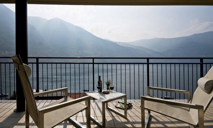 Laglio Apartamento | Apartamento ático con vistas panorámicas al lago, piscina compartida