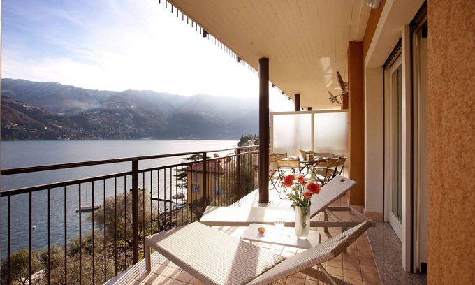 Laglio Apartamento | Laglio Ribolla Azzuro Elegante y moderno apartamento con vista al lago y piscina.