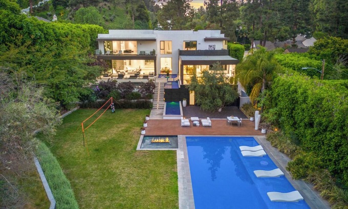 Beverly Hills Casa | Lago Vista Modern - Lush Private Beverly Hills with First-Class Amenities