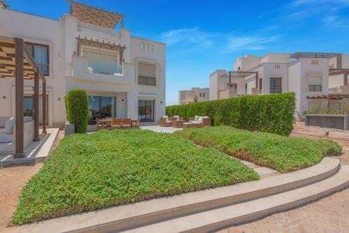 Shurtah al-Dakhlah Apartamento | Lagoonfront 3BR Apartment Cyan