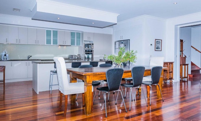 Torquay Casa | Lahinch Mews - Family Bookings Only