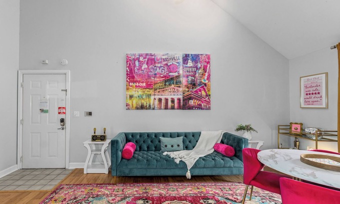 Rutledge Hill Condominio | Conveniente City Loft - ¡Capacidad para 8 personas! 4 cómodas reinas!