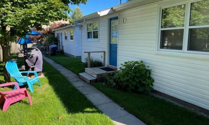 Southampton Cabaña | Laird Hideaways Unit 1 - Centrally located on a quiet laneway in Southampton