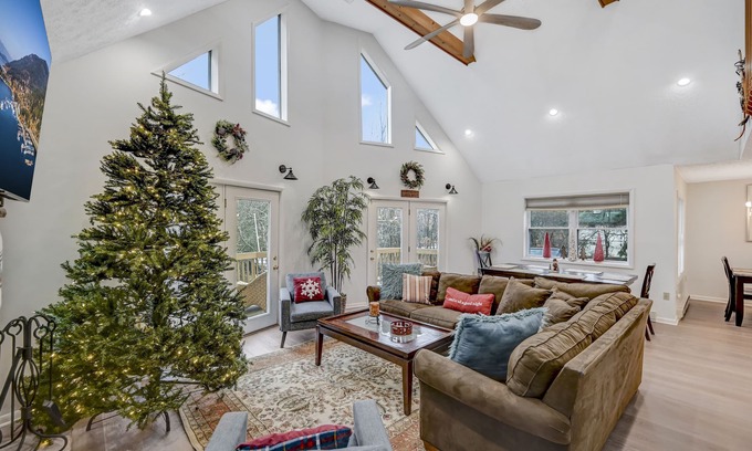Briar Crest Woods Casa | Lake Access! Brier Crest Retreat, Huge 3 Floor, Home Theater