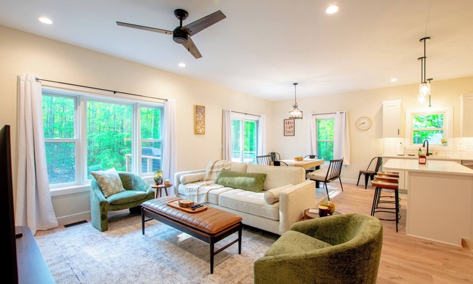Lake Ann Casa | Lake Access ~ New Build Retreat ~ Explore & Unwind